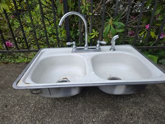 Kitchen Sink with faucet