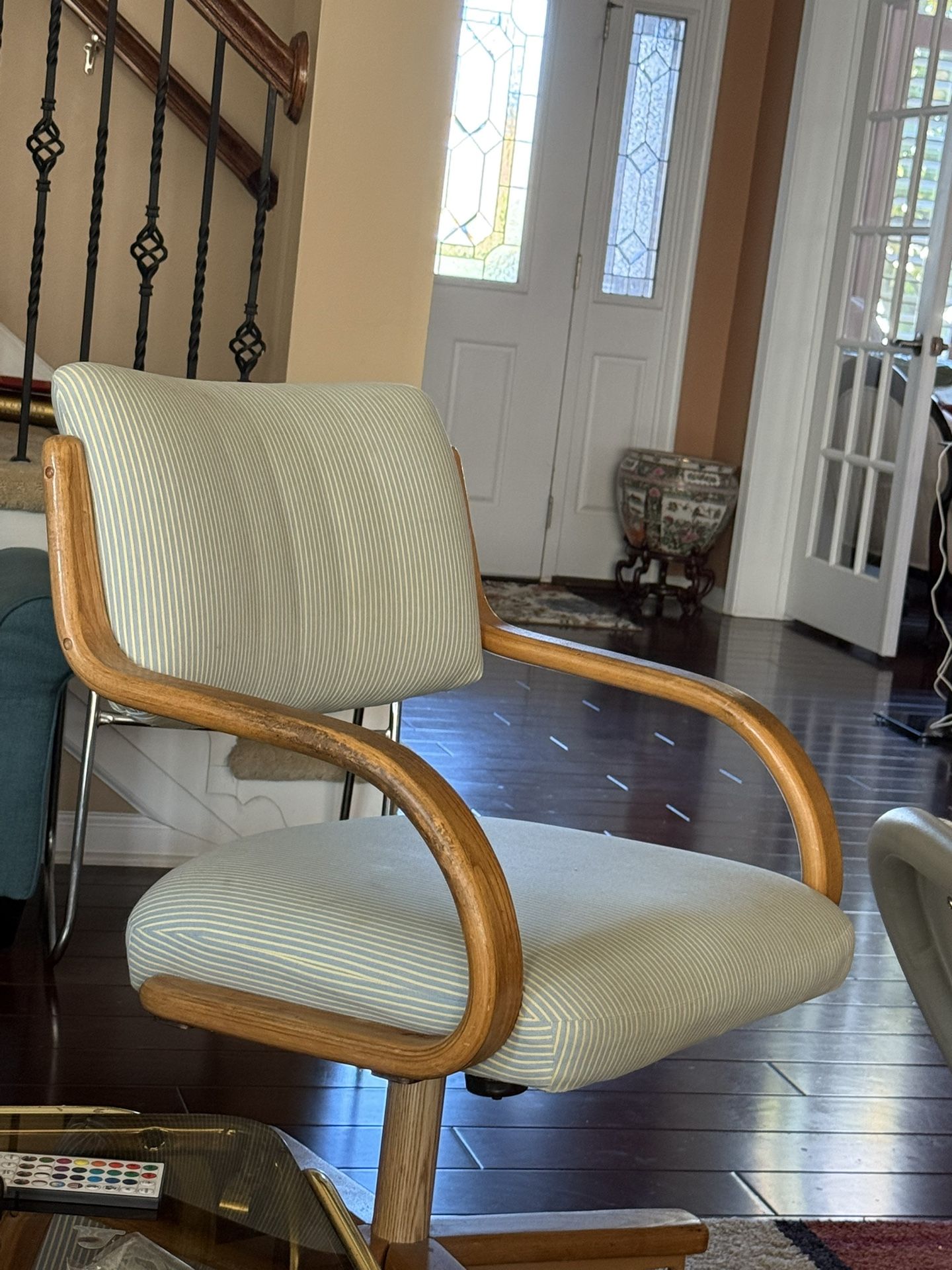 Dining Table With 3 Roller Chairs