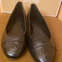 Authentic MICHAEL KORS BLACK LEATHER FLATS SZ.6.5