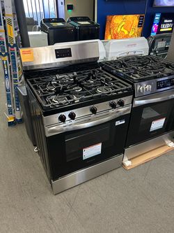 Gas Range with 5 Burners and Warranty!