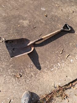 Broad shovel