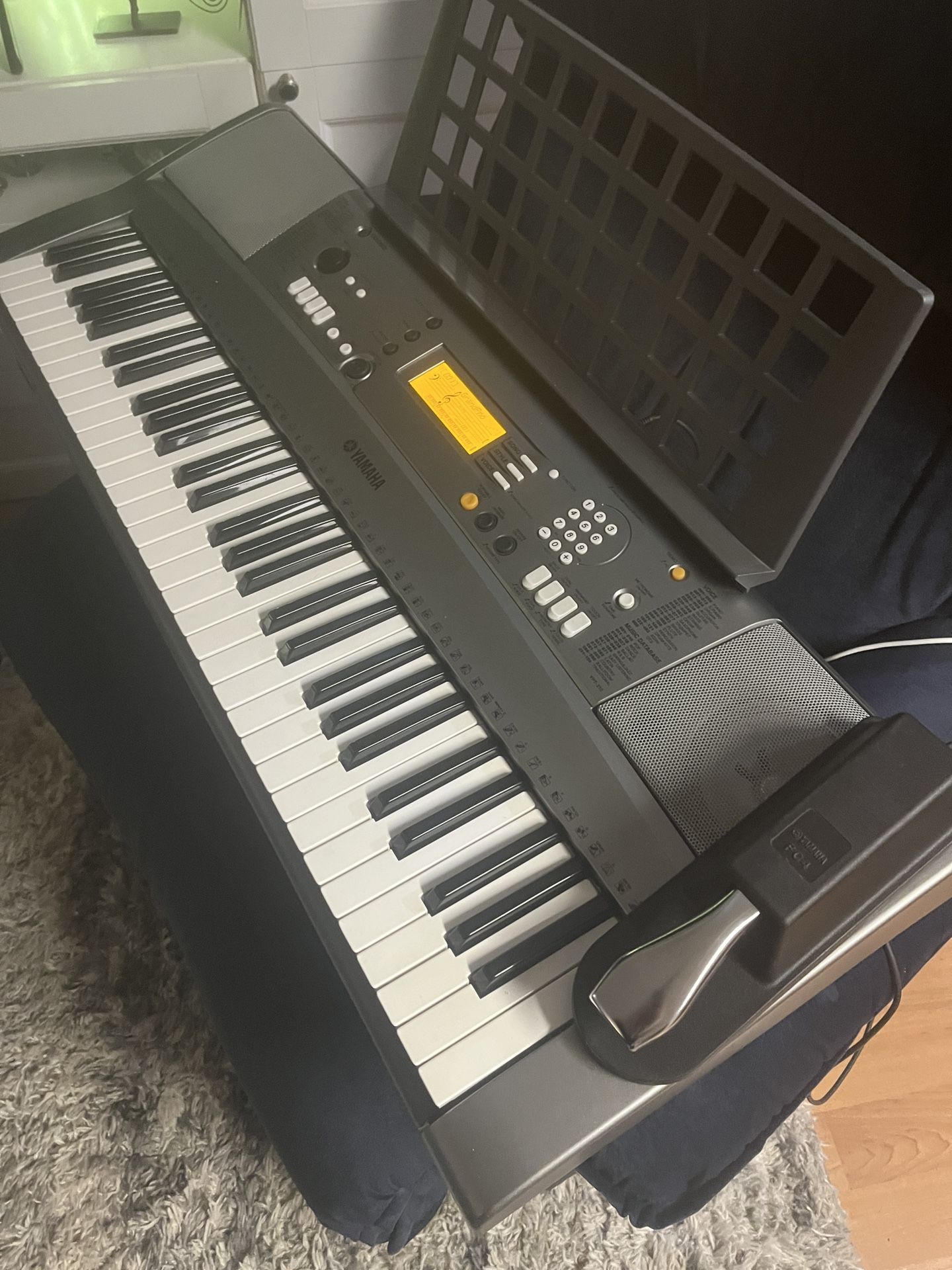 Yamaha Keyboard With Pedel 