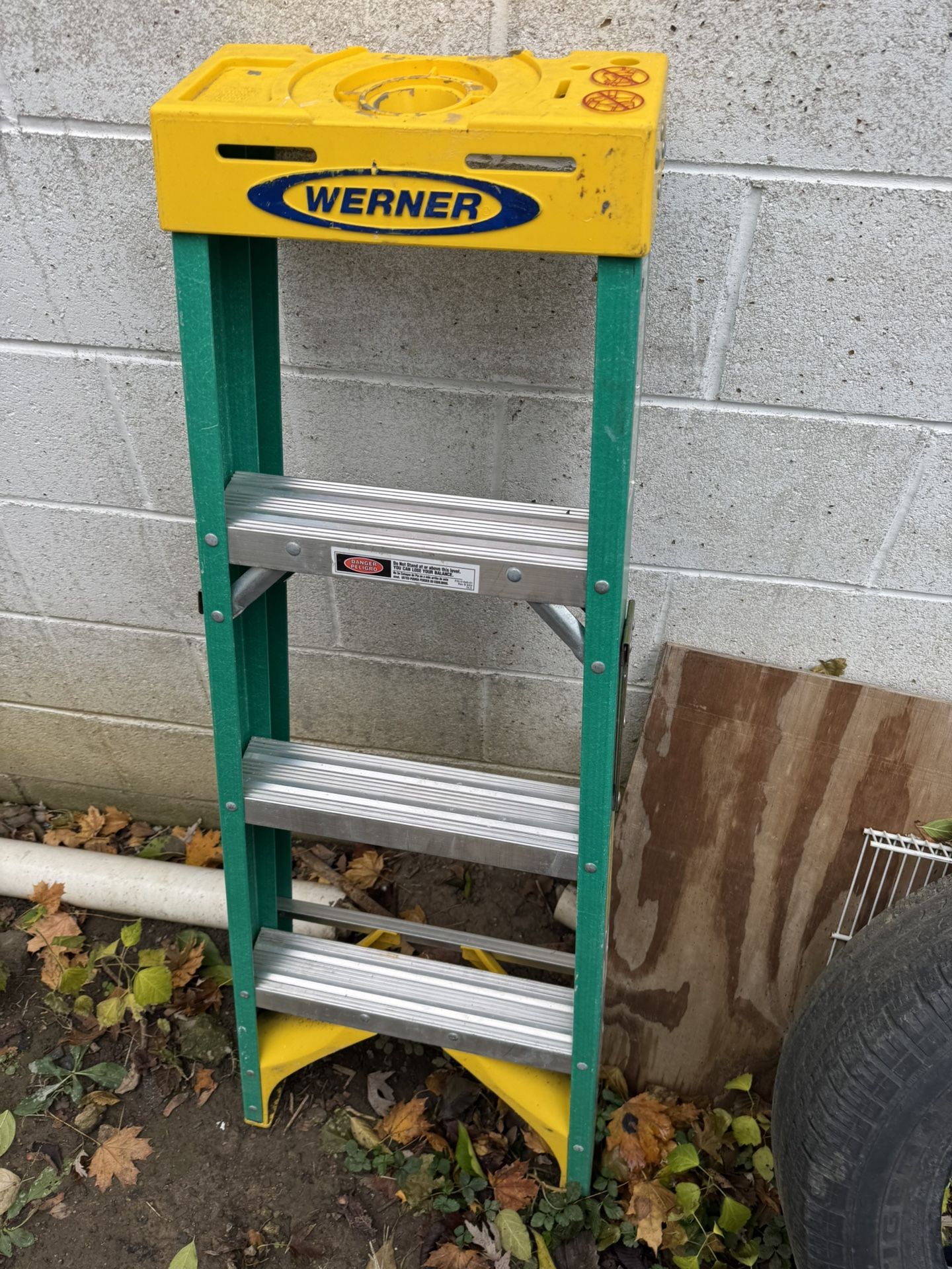 WERNER 4’ Fiberglass Ladder