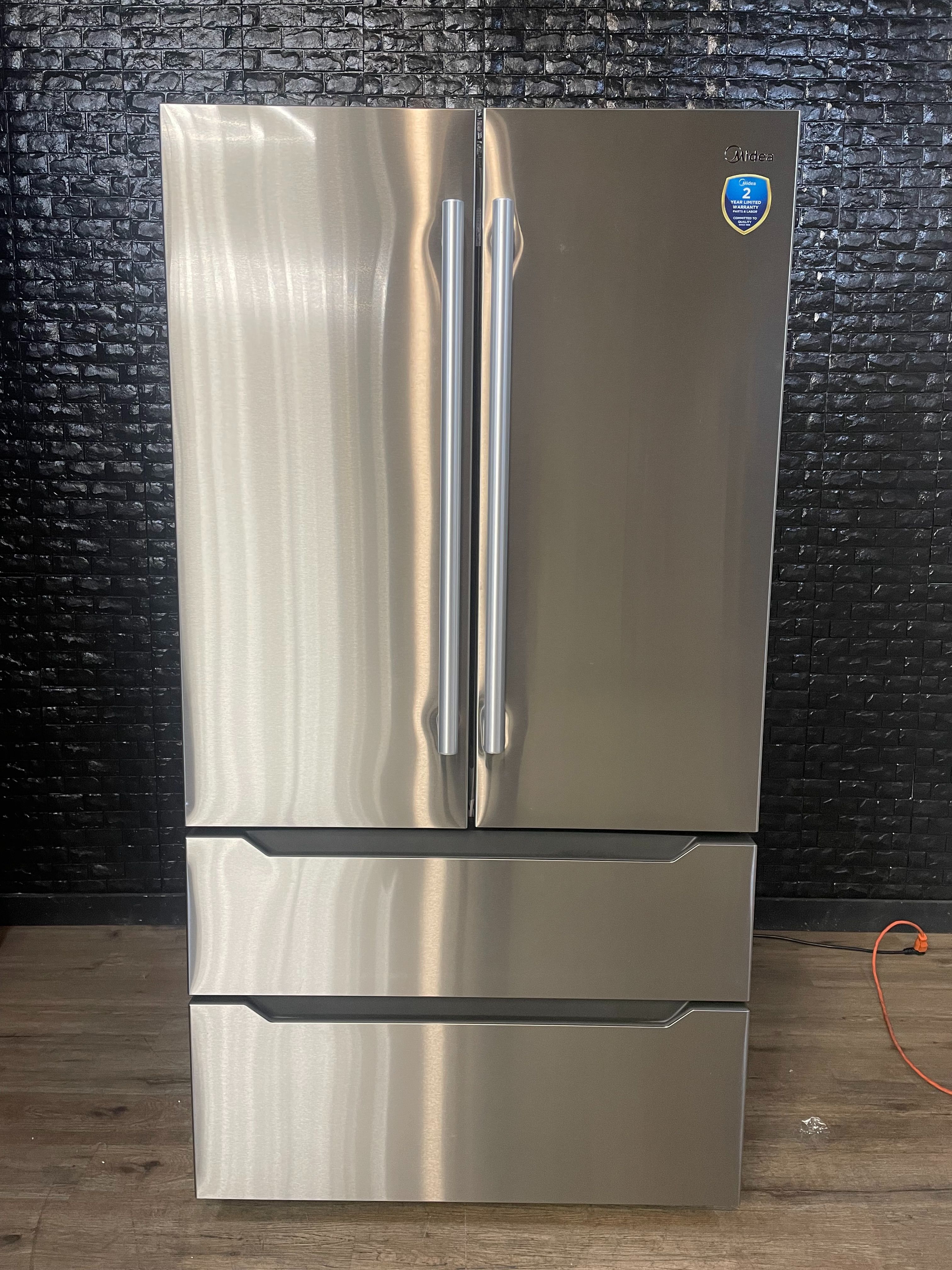 MIDEA REFRIGERATOR w/WARRANTY! R2139A