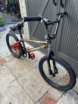 HARO BMX 20” Wheels  Is Not Rusted Is The Paint. Ready To Ride