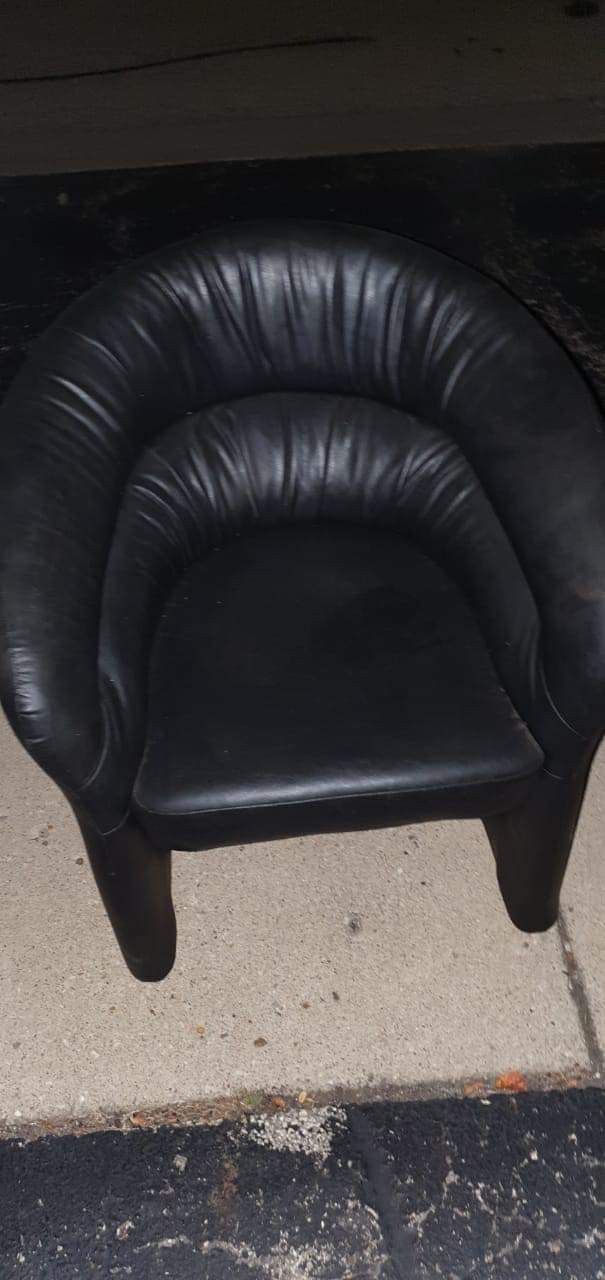 Leather chair very nice almost new me offer