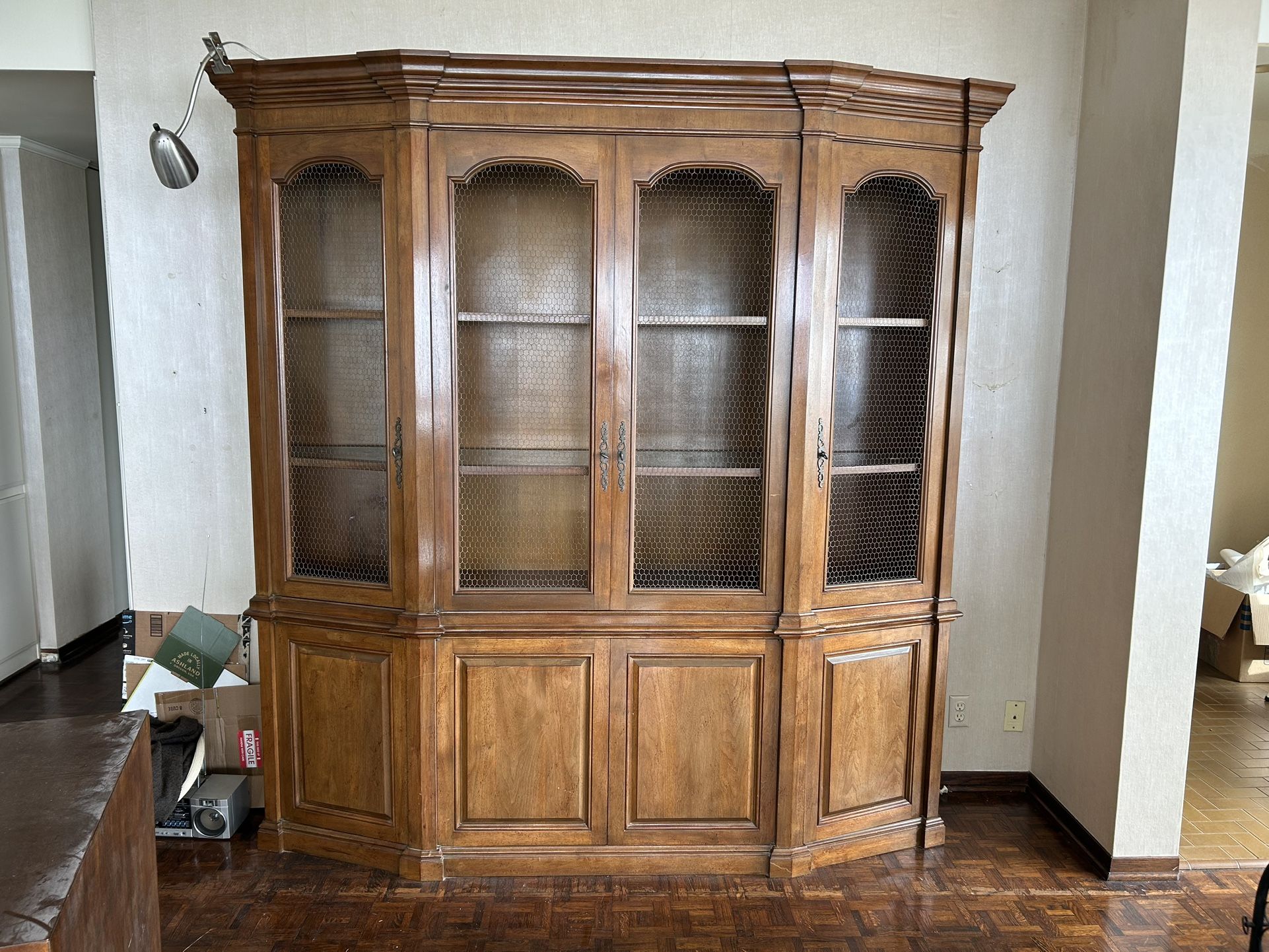 China Cabinet / Hutch