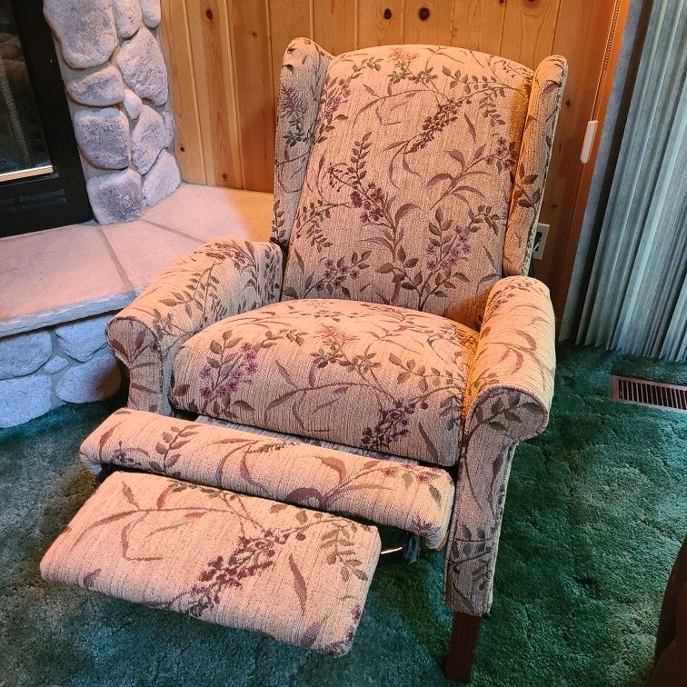 LA -Z-Boy Classics Ferguson - Recliner - Mahogany 