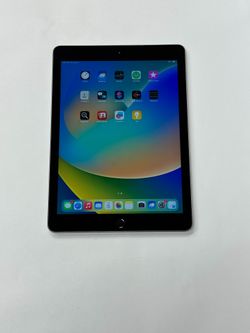Apple iPad 5 5th Generation  9.7” 32GB Wi-Fi Tablet Space Gray