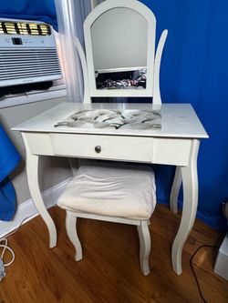 Table w/mirrow and stool