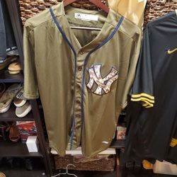 yankee jersey saulte to service