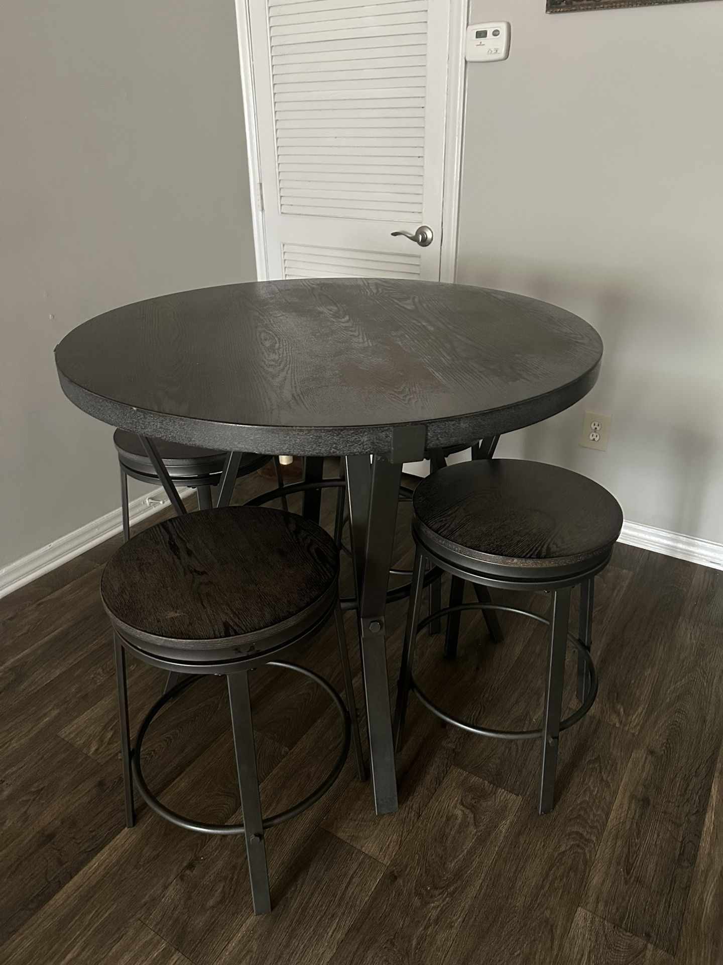 Counter Height Dining Table With Swivel Stools