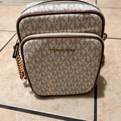 Small Michael Kors Crossbag (New with no tag)
