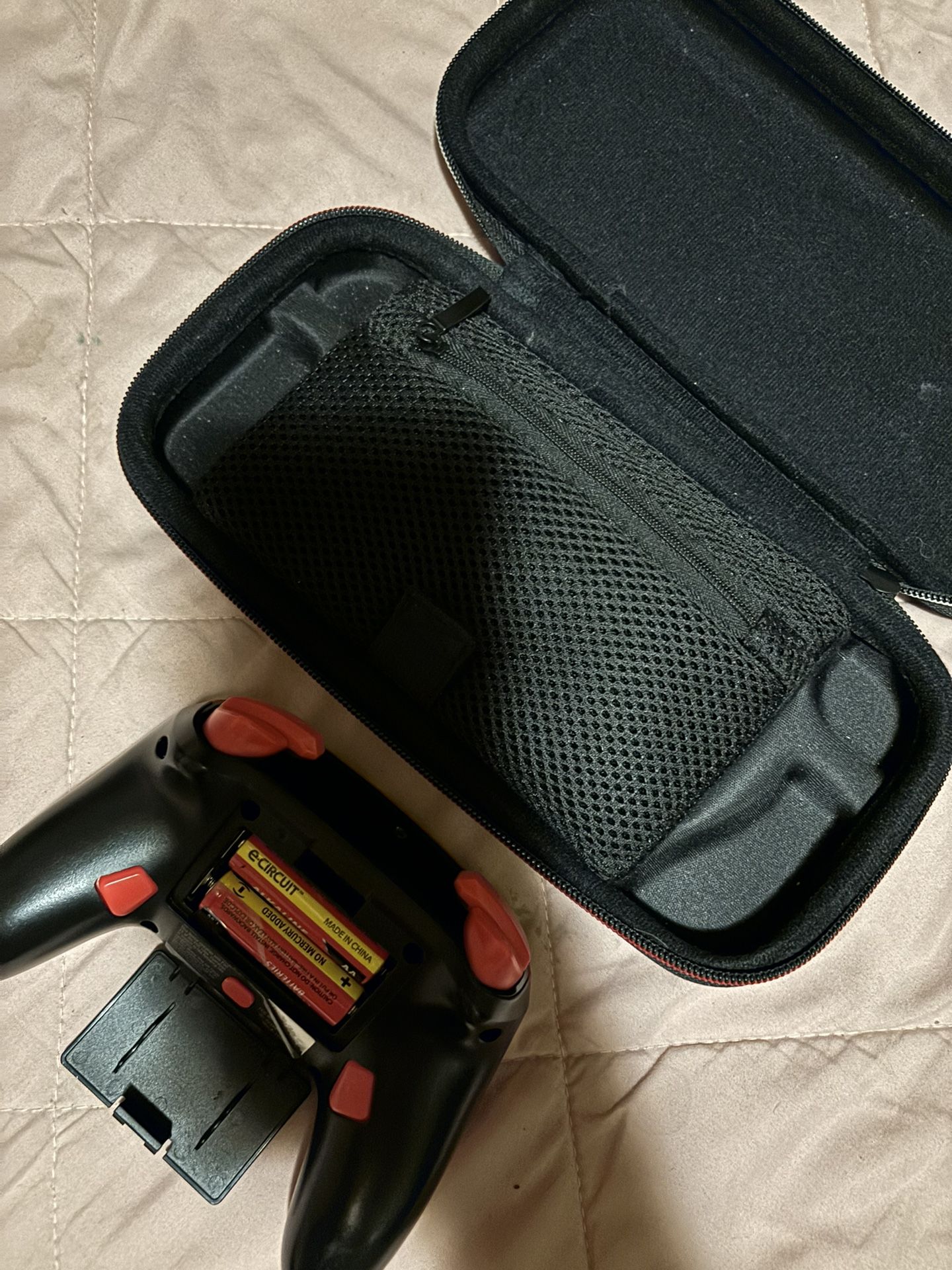 Nintendo Switch Wireless Controller “Mario” & Nintendo Travel Case