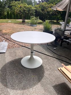 IKEA Docksta round, white table