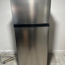 Like New Stainless Steel Refrigerator – Vissani