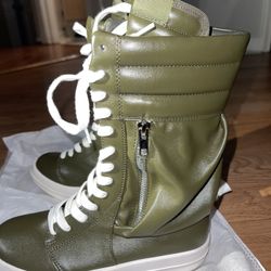 Woman’s Shoes NEW 