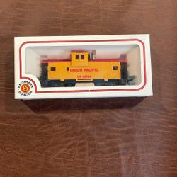 Bachmann HO Scale UP 25743 Yellow And Red Caboose