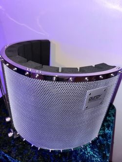 Microphone pop filter