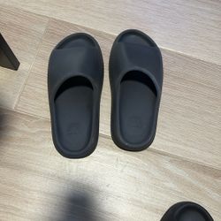 Yezzy Slides Size 8