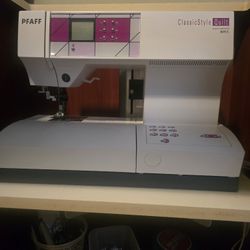 Pfaff ClassicStyle Quilt 2027 and cabinet with electric lift