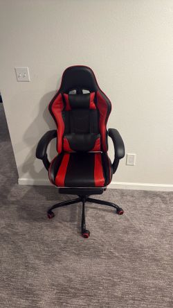 Gaming chair brand new never used has leg rest under the chair