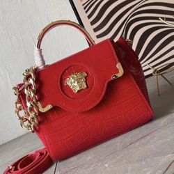 A fashionable and versatile bag