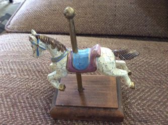 Wood carousel horse on wood base 5"x4"