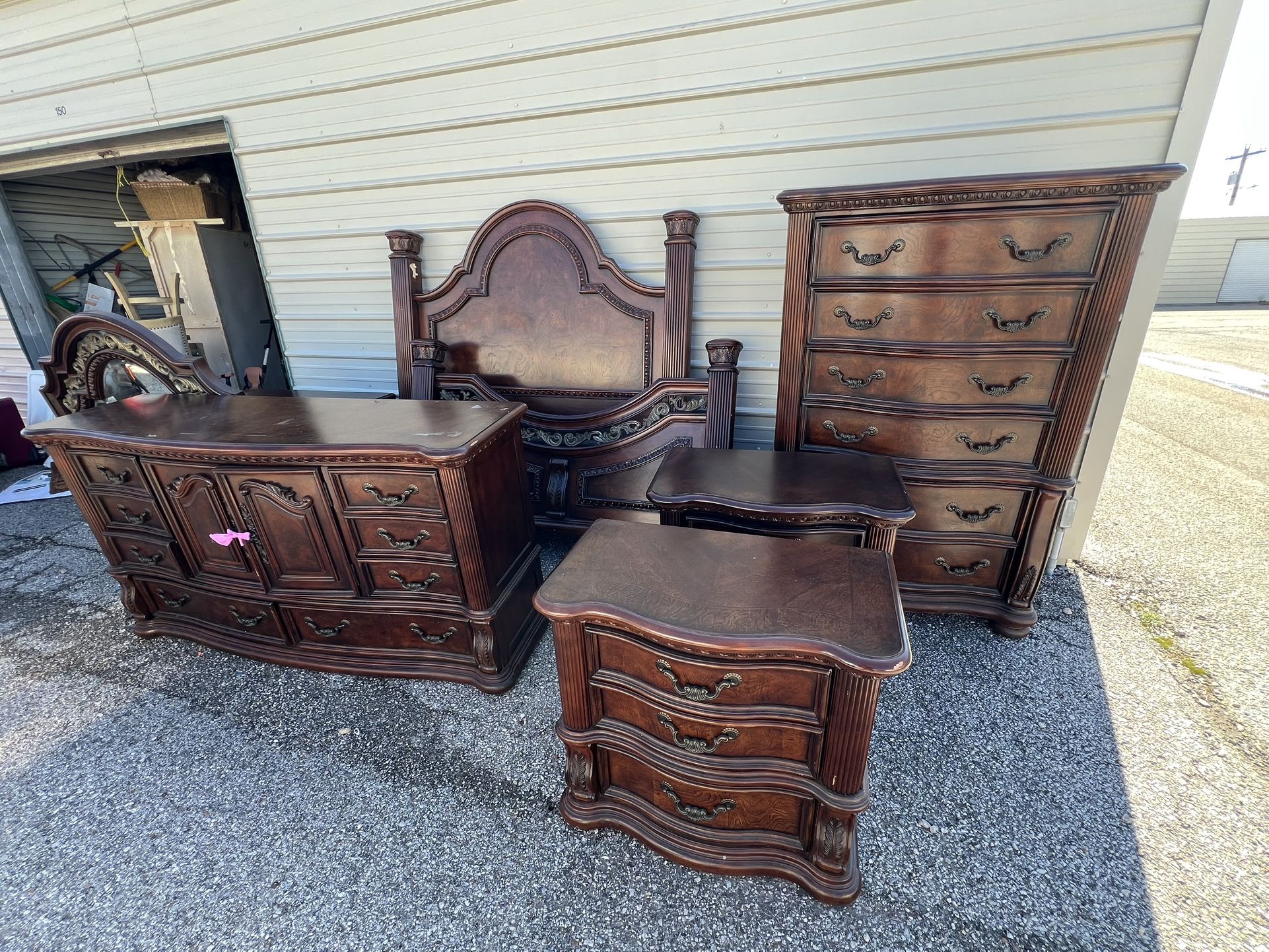 $1,200 9-PIECE BEDROOM SET Adjustable to KING/QUEEN