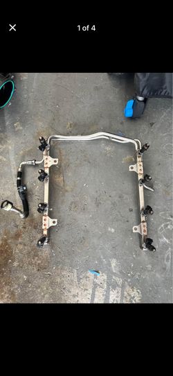 2018-2022 mustang gt fuel rail and injectors / came off 2019 mustang 14k miles
