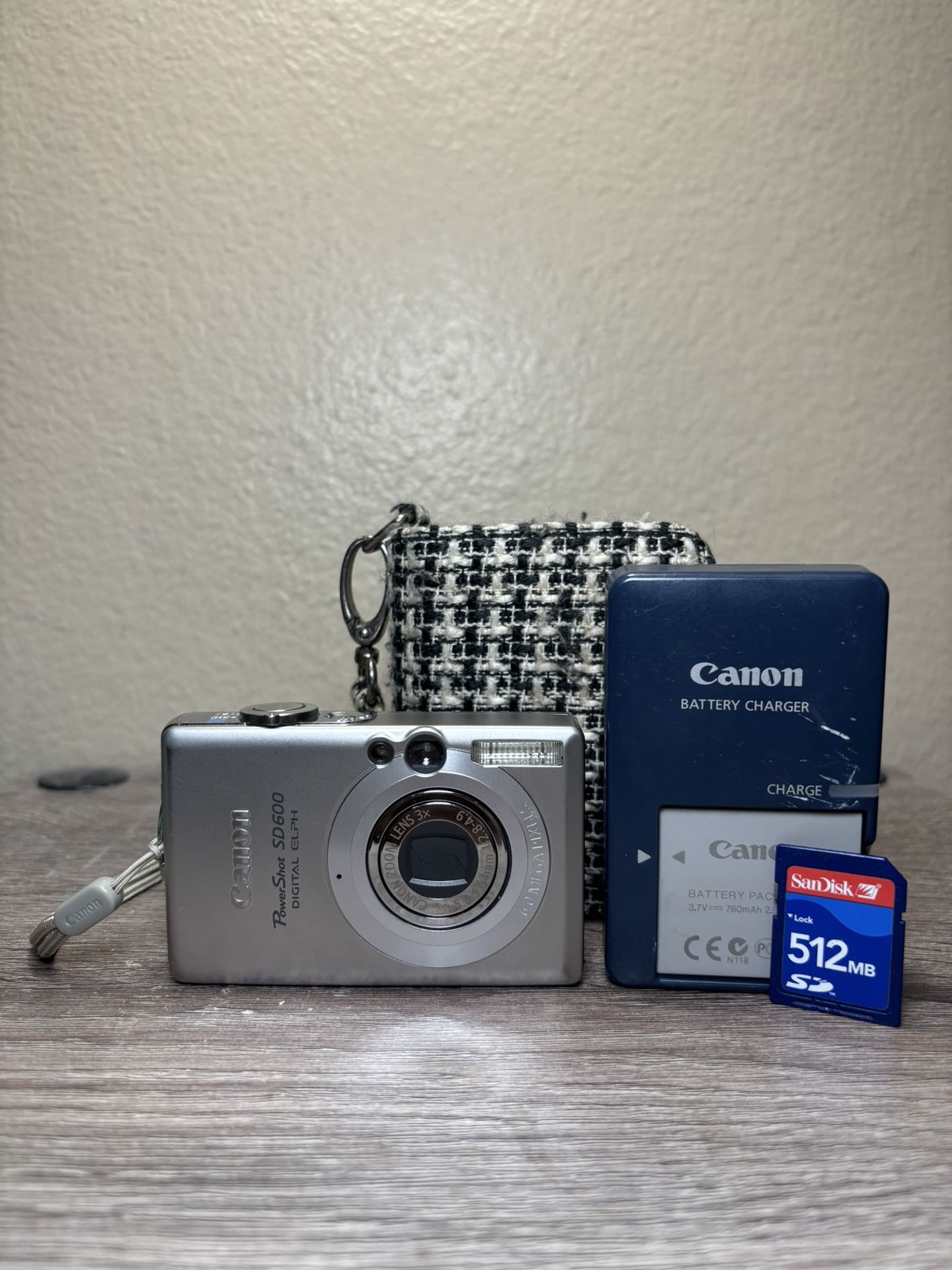 Canon PowerShot SD600 Digital ELPH 6MP Camera