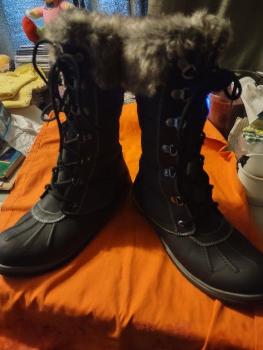 Brand New Waterproof Women's Size M4 With Boots With The Fur