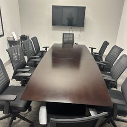 Conference room w/ 10 chairs