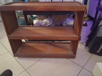 Beautiful vintage-style 3-tier wooden shelving/display unit with a warm medium-brown wood finish. Features three spacious open shelves, sturdy raised 