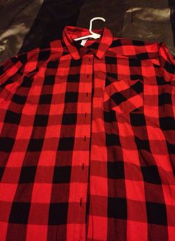 Brand New Kensie Large Black and Red Button Down