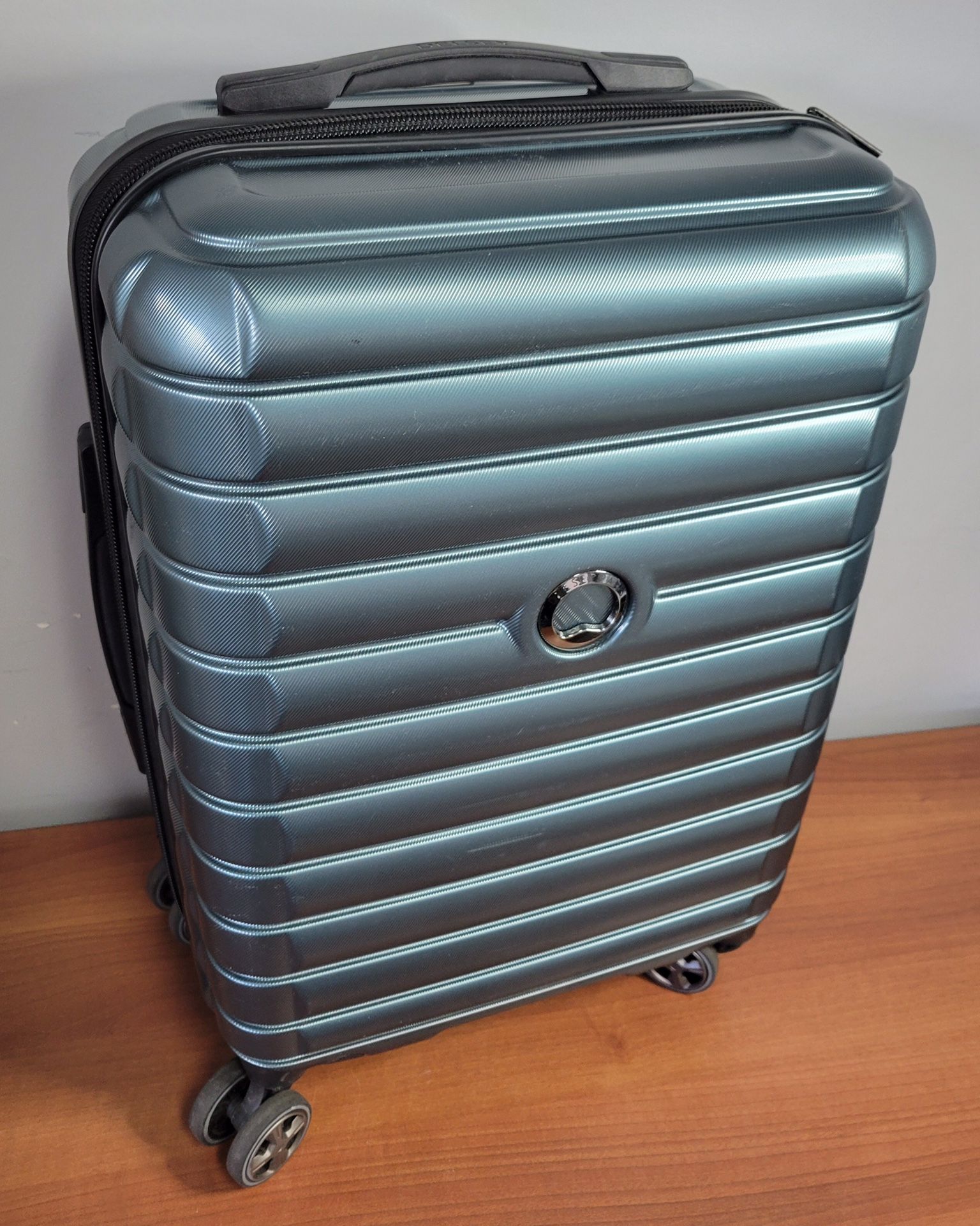 Delsey Paris GREEN Carry-On 22” Suitcase Spinner Hardside Luggage Maleta Verde