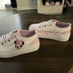 Toddler shoes ( READ DESCRIPTION)