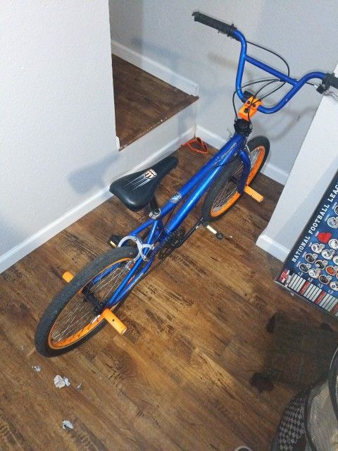 BMX BIKE WITH 4 PEGS