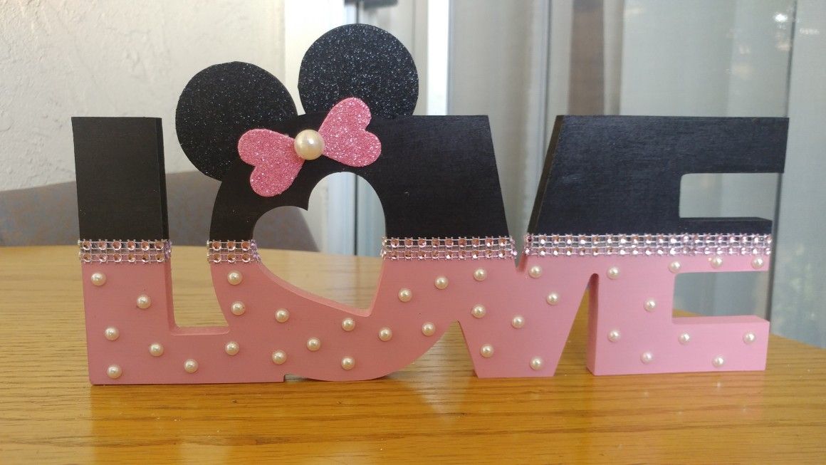 Minnie Mouse LOVE sign