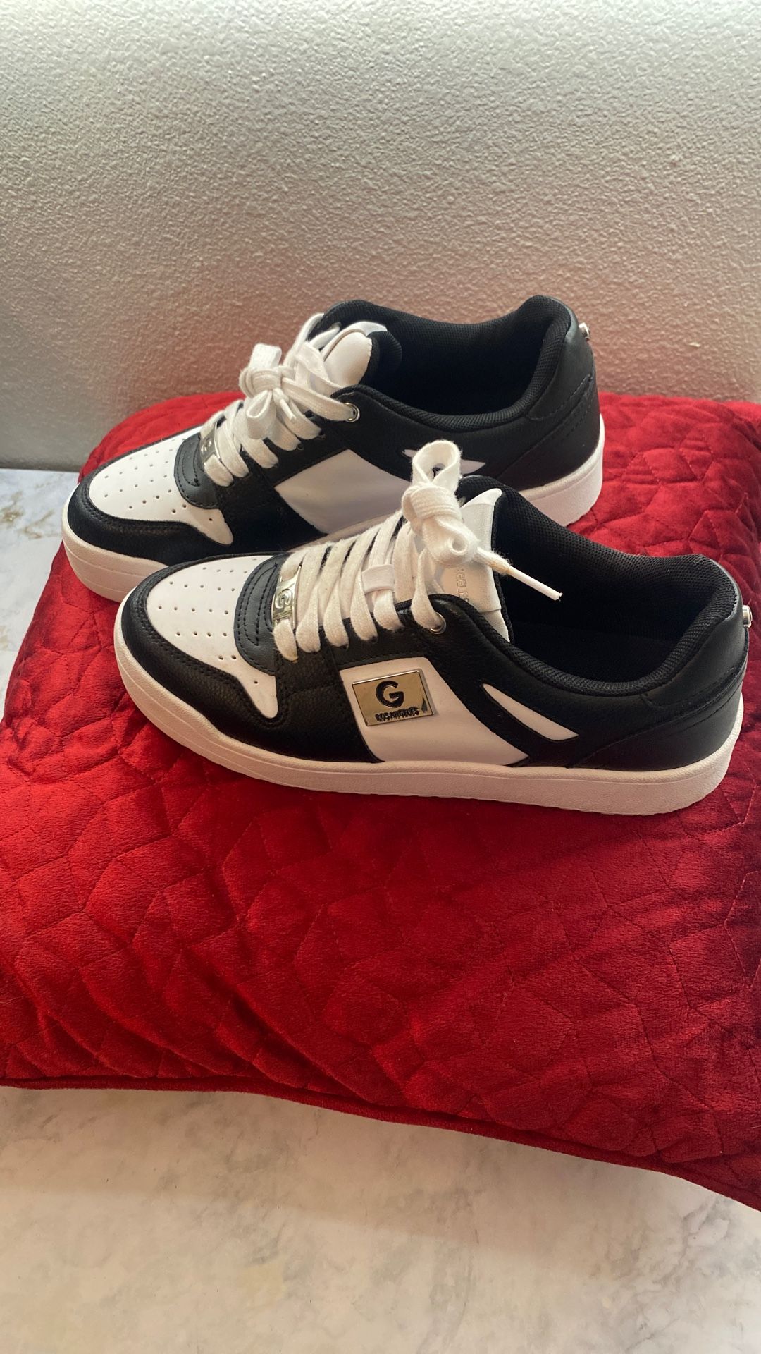 Women’s tennis shoes