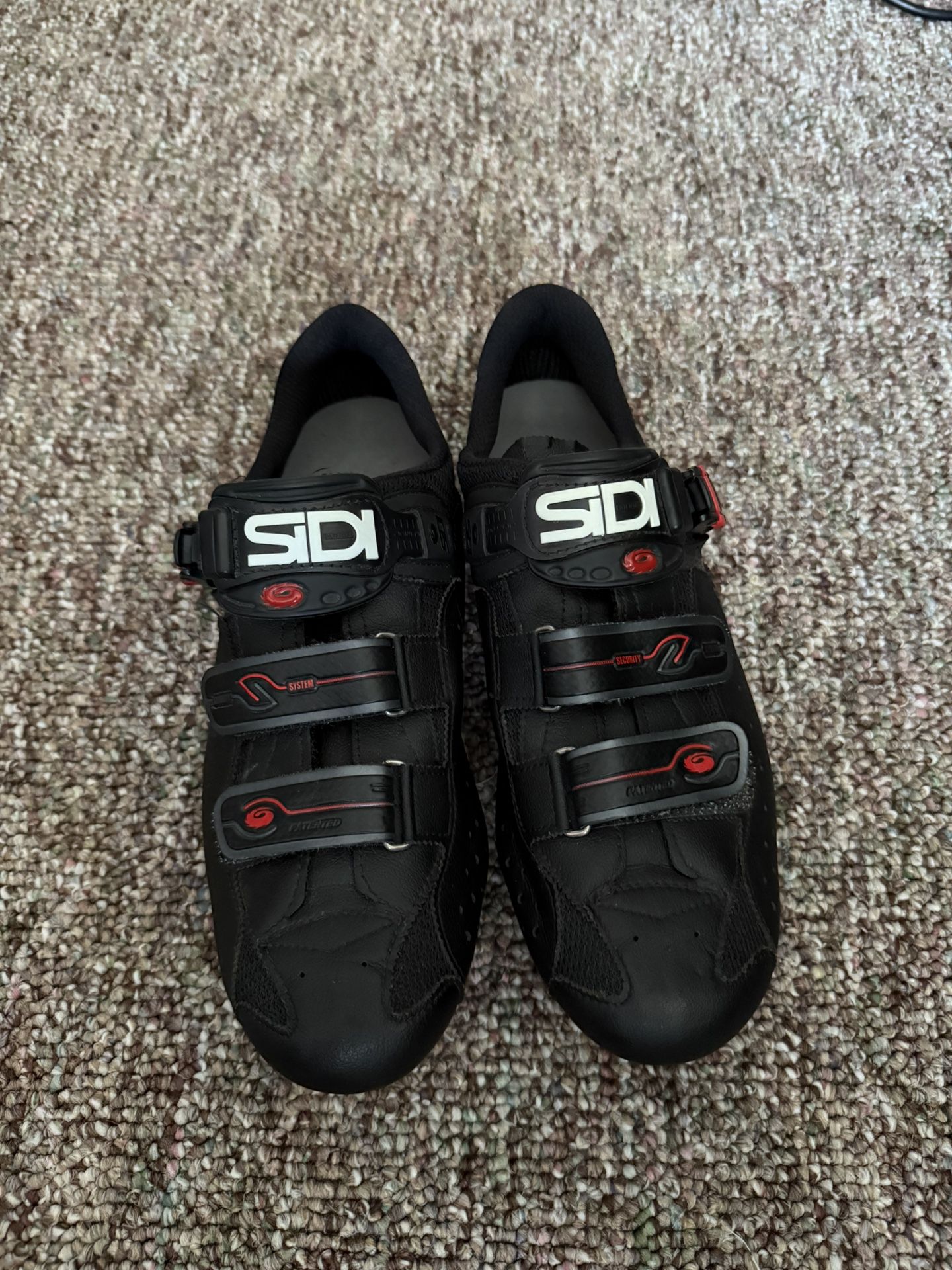 Clipless shoes/Cleat shoes (bike)