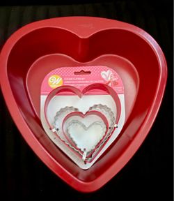 Lot of 3 Baking Pans, 1 Cookie Cutter Set, 2 Pie Pans
