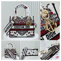 D Christian Dior Book Tote Oblique Canvas Medium             14.5W x 11H x 6.5D This platform only displays images and does not sell products. If you 