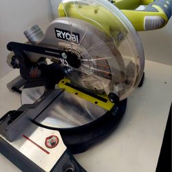 RYOBI ONE+ 18V Cordless 7-1/4 in. Compound Miter Saw