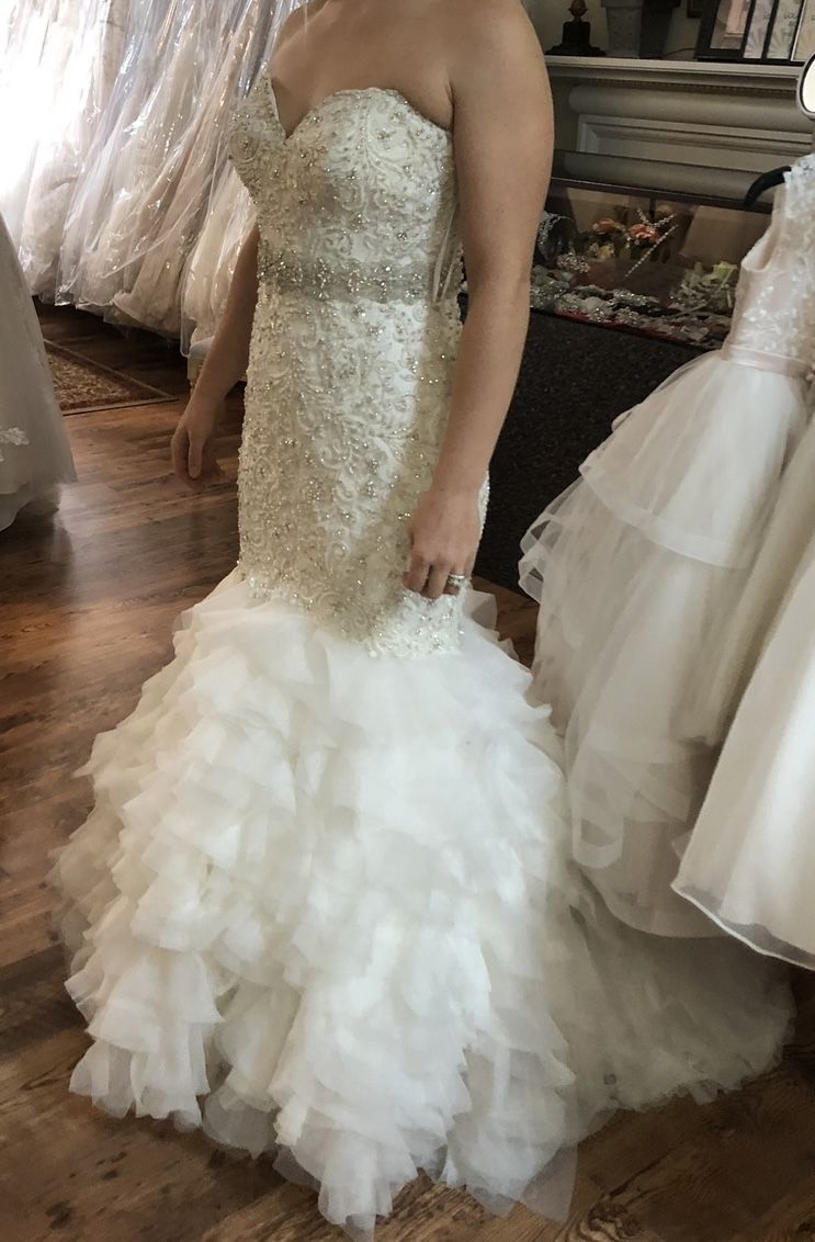 Gorgeous wedding dress, never worn.