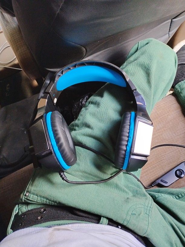 Xbox Series S 2 Controller And Headphones