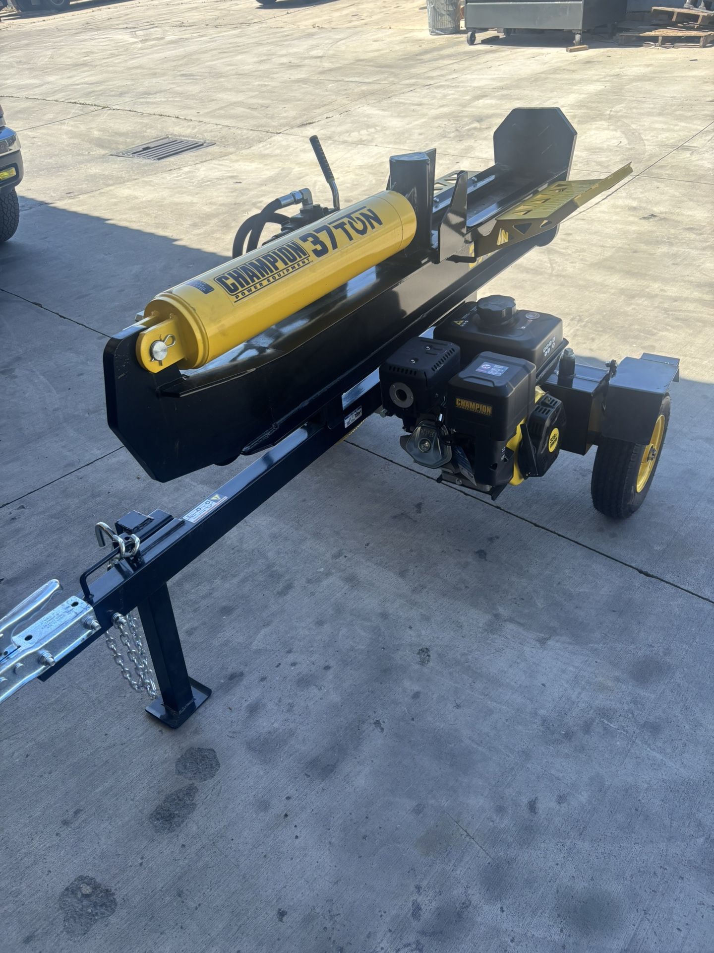 Champion Power Equipment 37 Ton 338 cc Gas Powered Full Beam Log Splitter w/ Vertical/Horizontal Operation and Auto Return with Hydraulic Oil