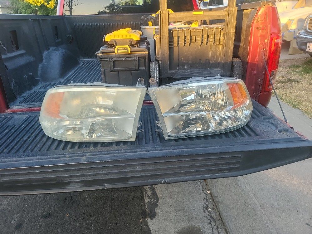 Dodge Ram 1500 Head Light
