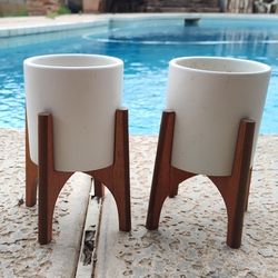 Ceramic Pot with Stand (2)
