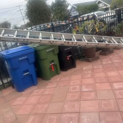 Escalera de 40 pies de aluminio, casi nueva